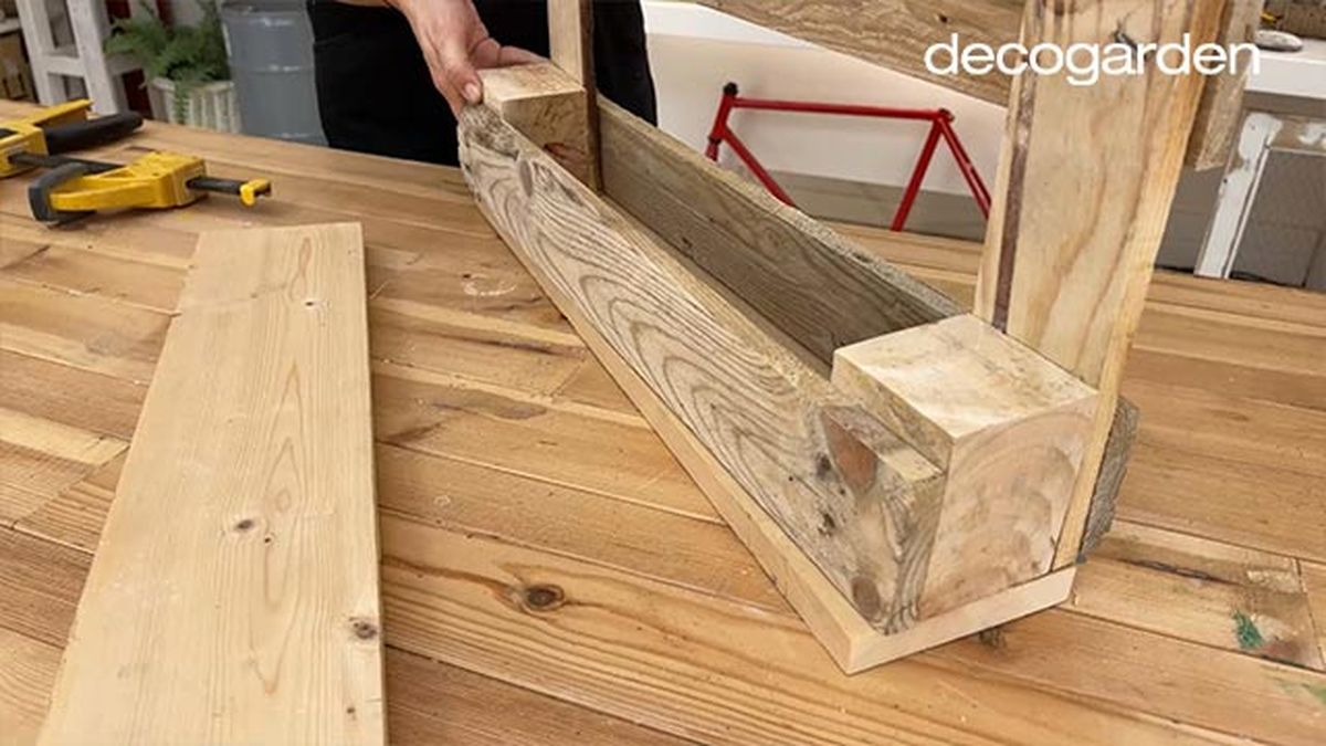 como hacer una estanteria para el cafe con un pale paso 7