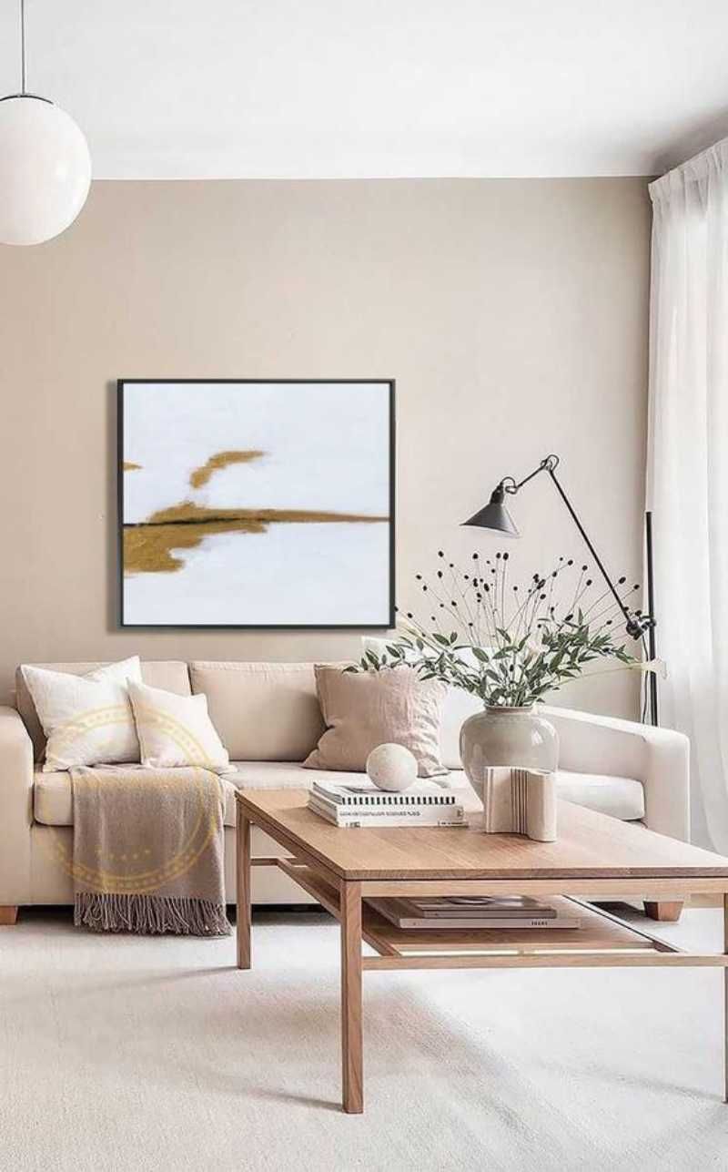Salón con decoración en tonos beiges y tierras.
