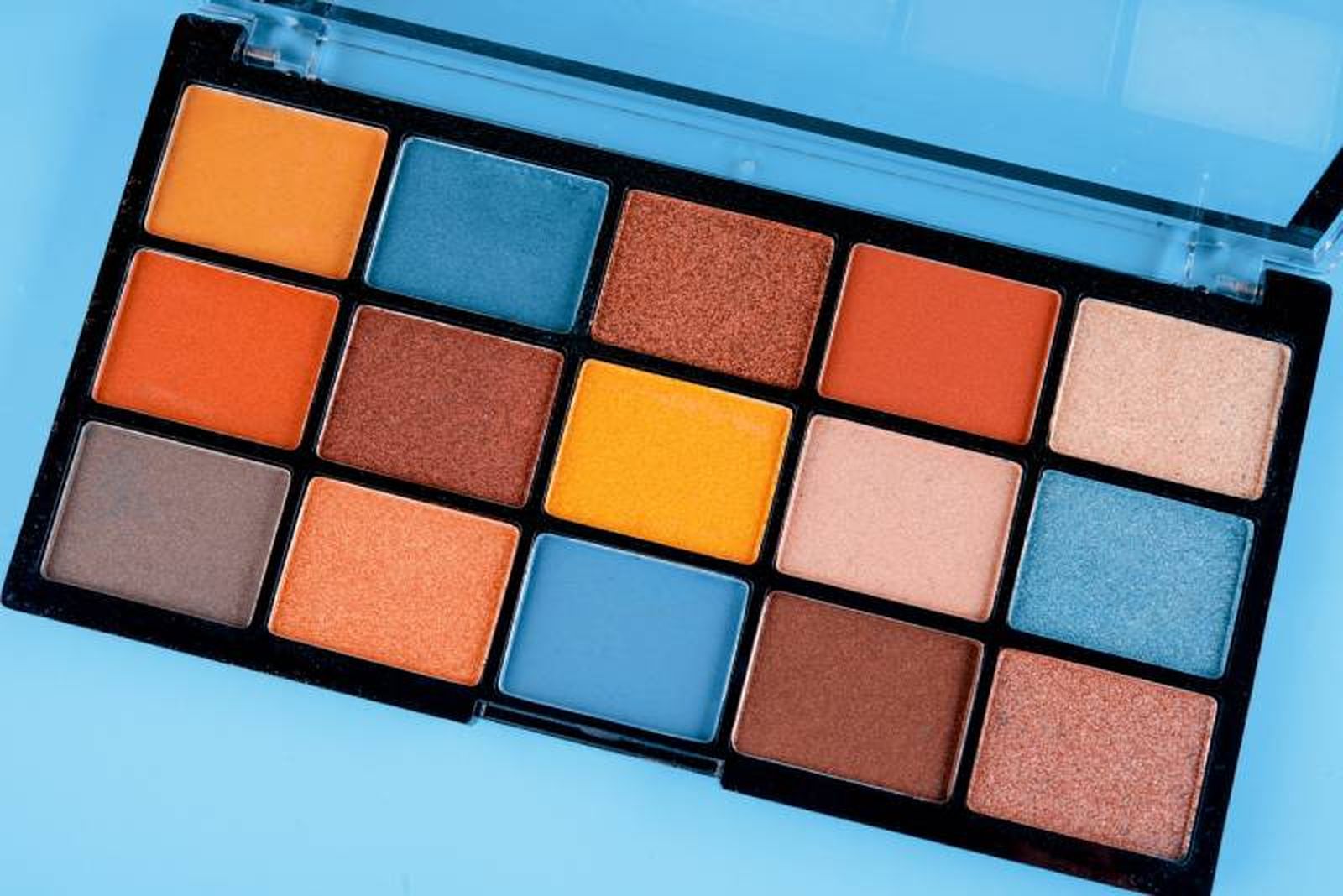 Paleta de sombras con diferentes texturas y acabados