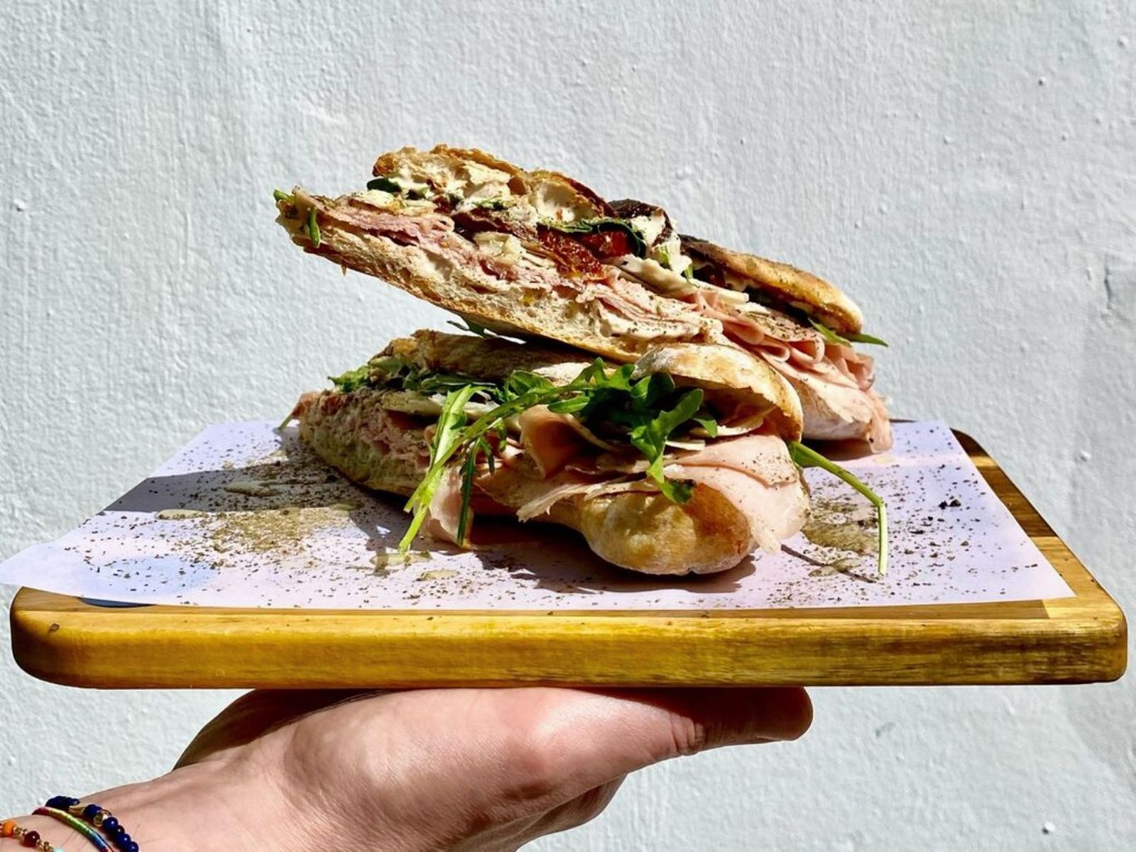 El mejor bocadillo es 'Mar y Tierra' y se prepara en una isla española