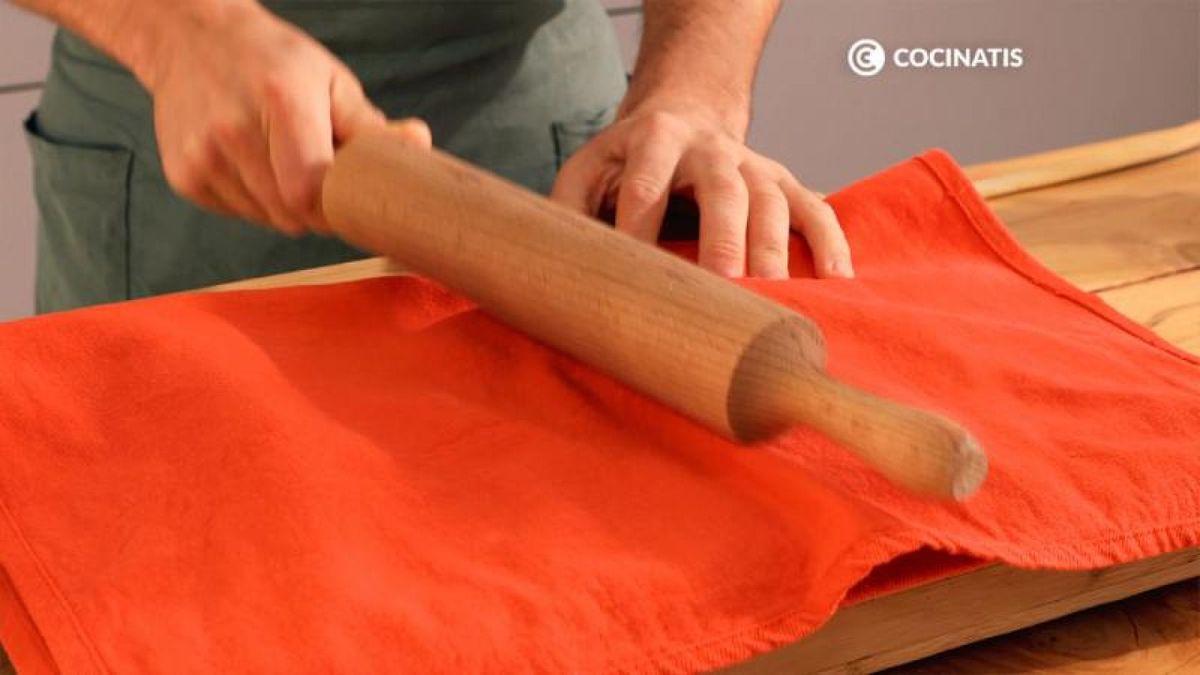 Envuelve los cubitos con un paño limpio y golpéalo hasta picarlo/ Fotos: Cocinatis