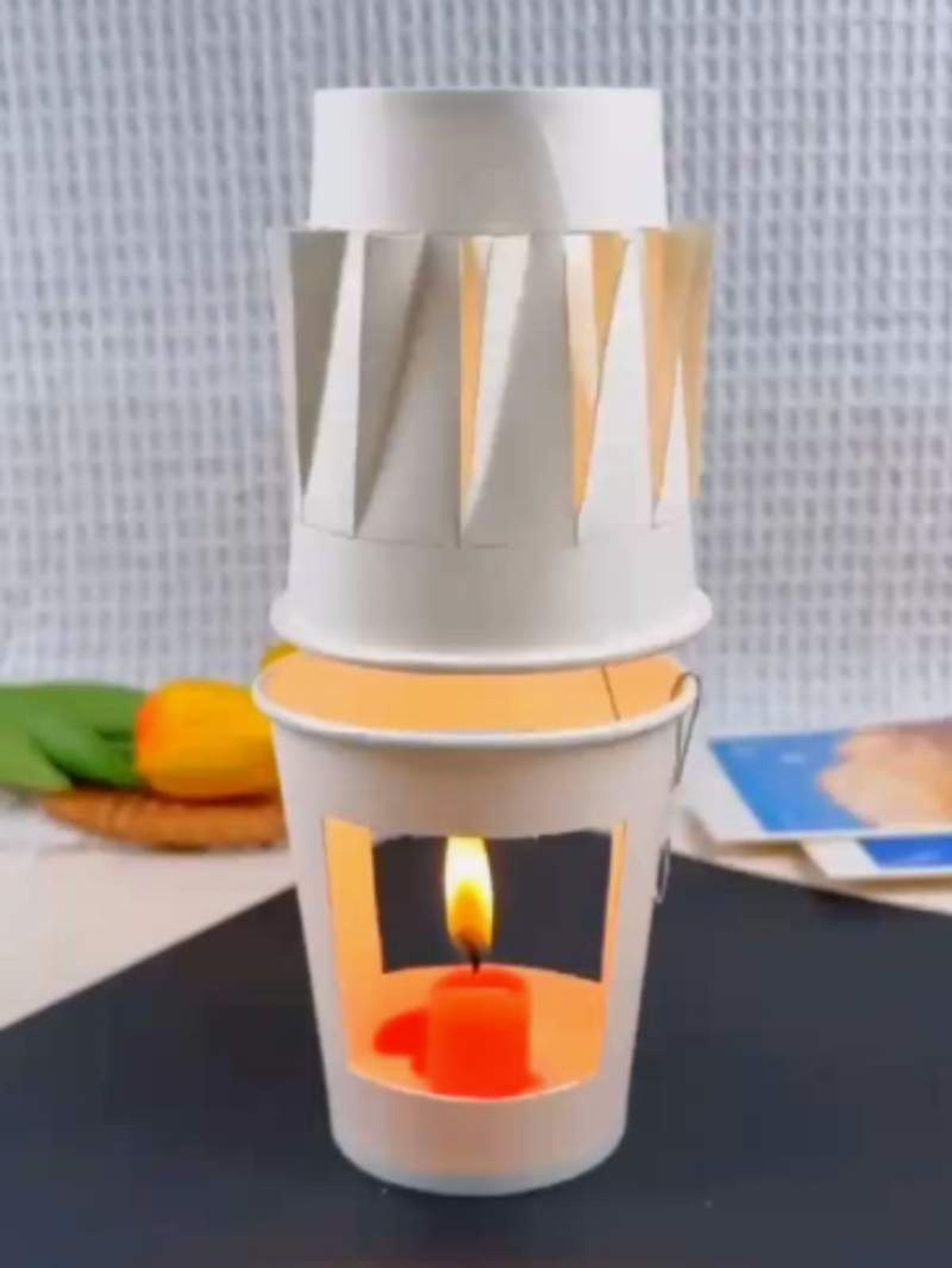 Vaso de plástico convertido en lámpara bonita / Pinterest