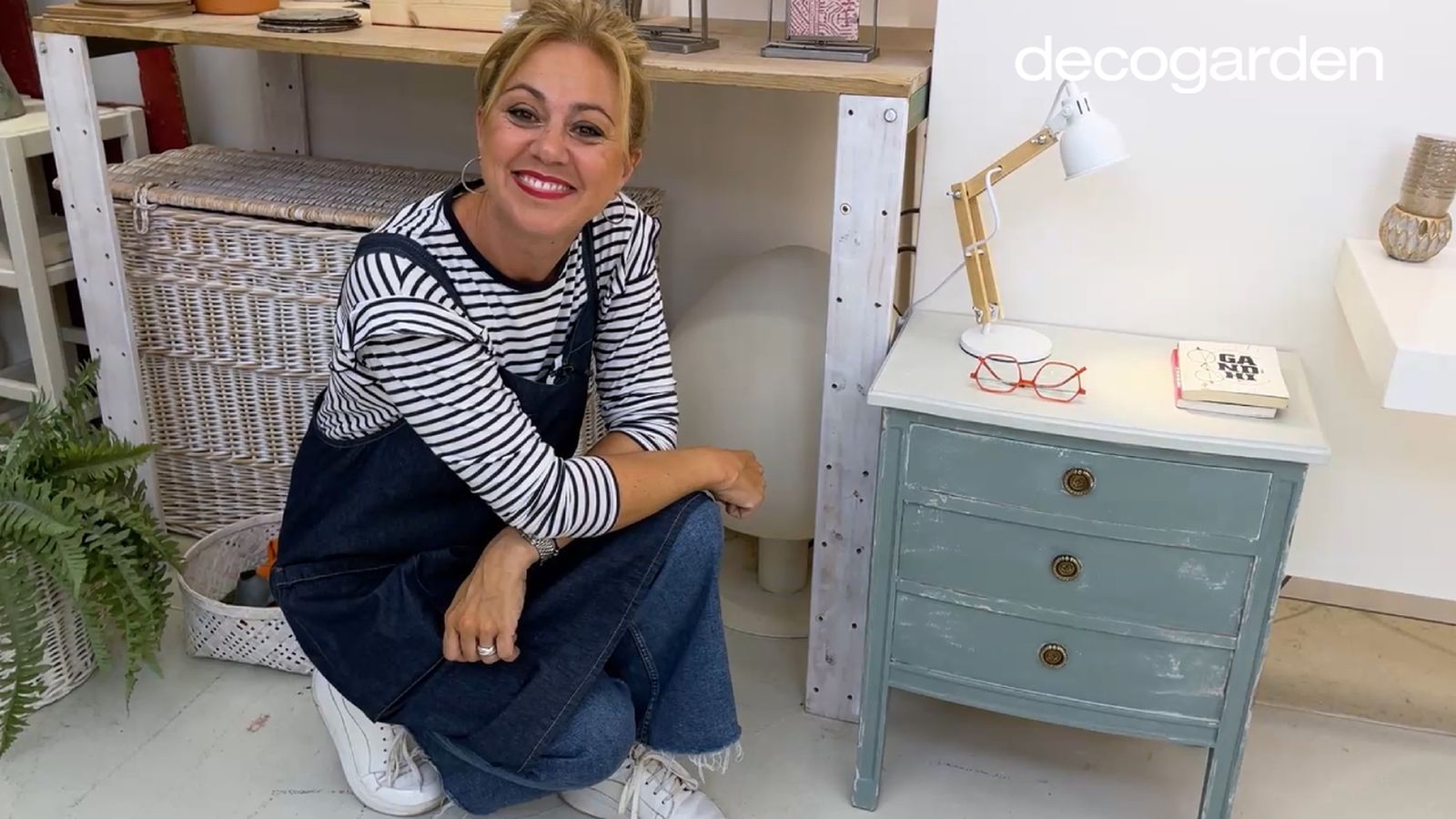 Yolanda Alzola junto a un mueble pintado a la tiza.