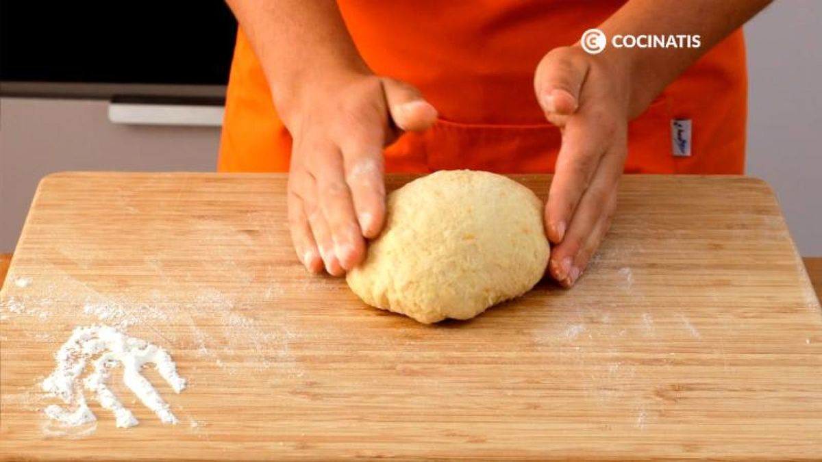 Amasa, dale forma de bola y deja reposar