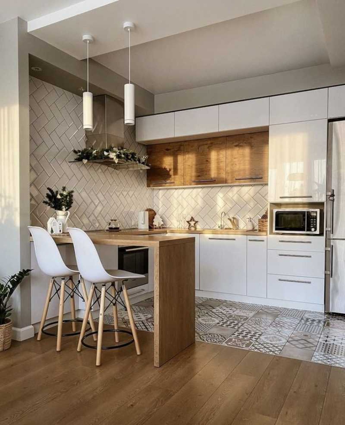 Mini cocina con electrodomésticos compactos.