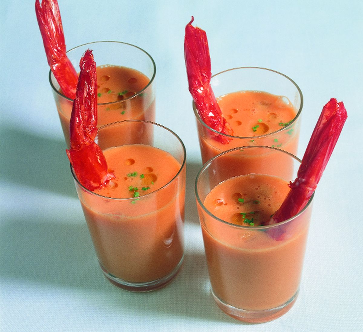 Gazpacho de sandía con gambas maceradas fritas y pan crujiente