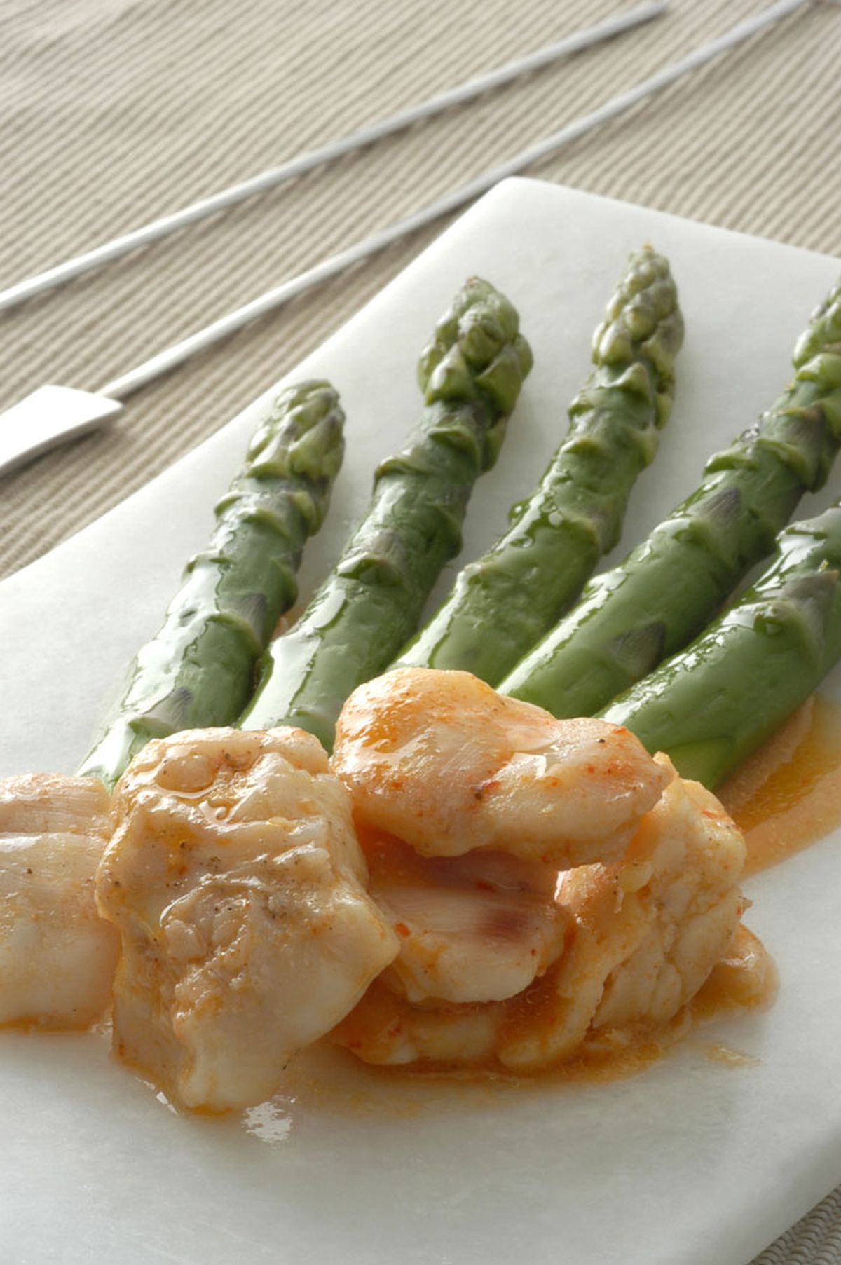 Carrilleras de rape con salsa de piquillos