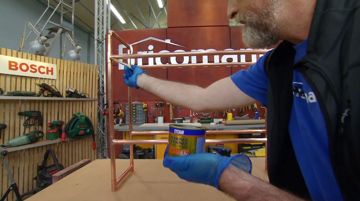 Cómo hacer una estantería de cobre y cerámica paso 8