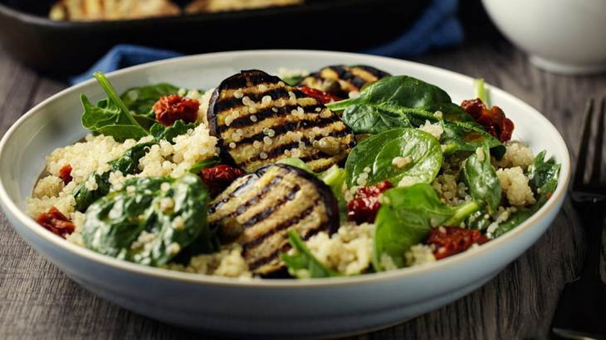 ensalada berenjena quinoa y espinacas