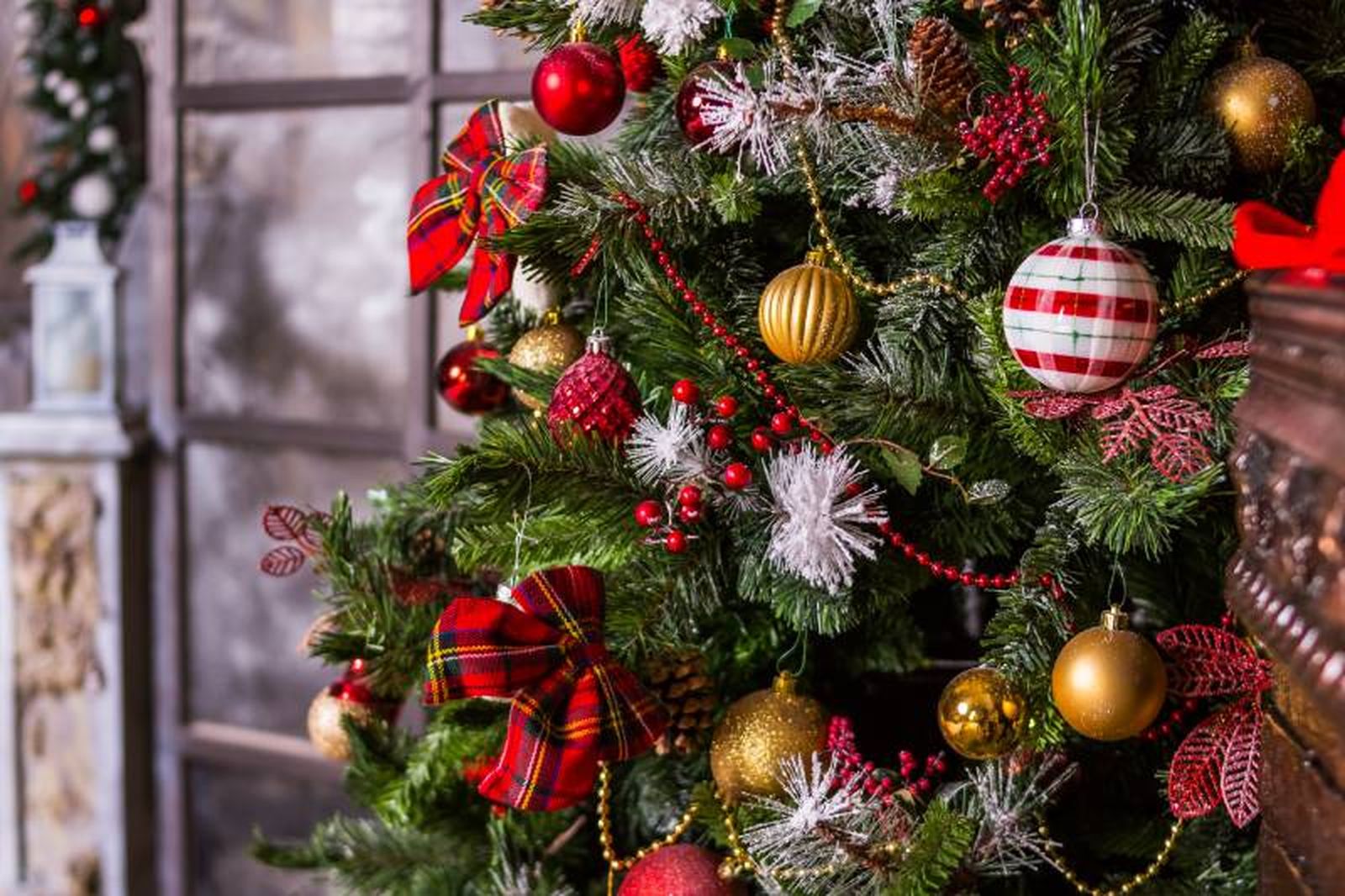 Árbol de Navidad decorado con lazos de tartán.