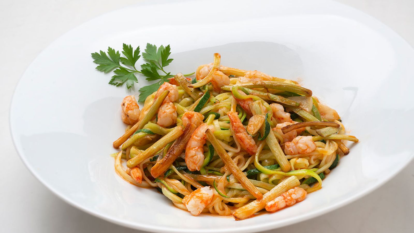 espaguetis de calabacin con gambas presentacion