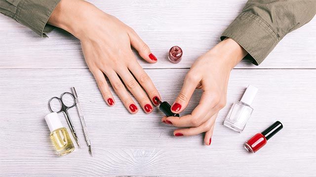 tendencia de las manicuras de unas cortas como pintarlas esmalte