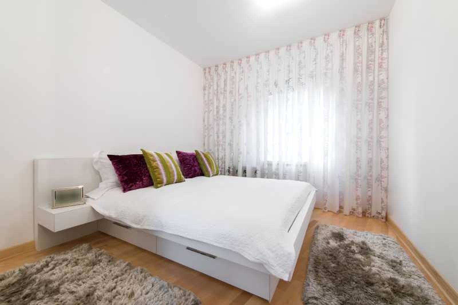 Dormitorio pequeño con mesilla de noche flotante.