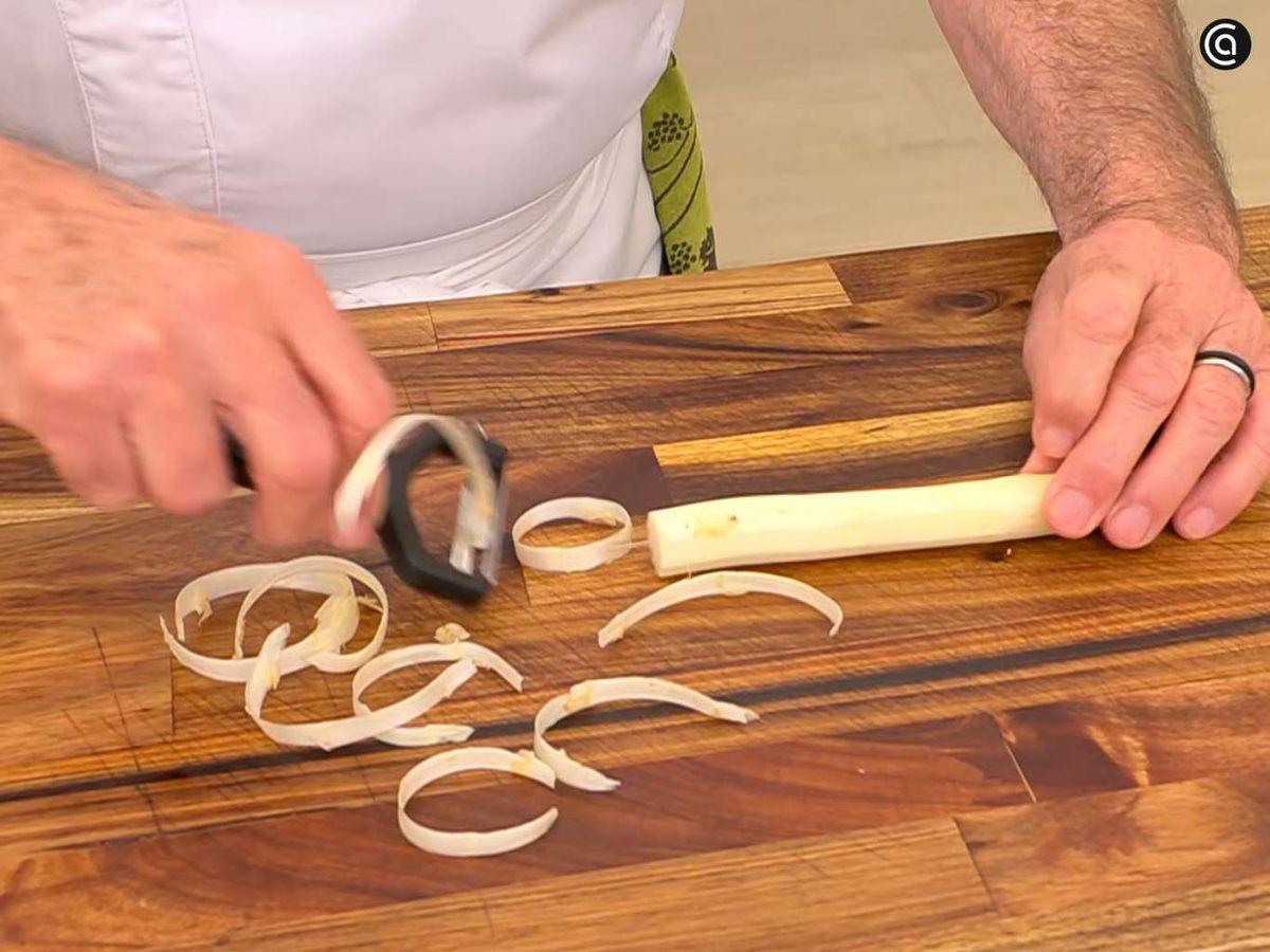 Pela los espárragos frescos