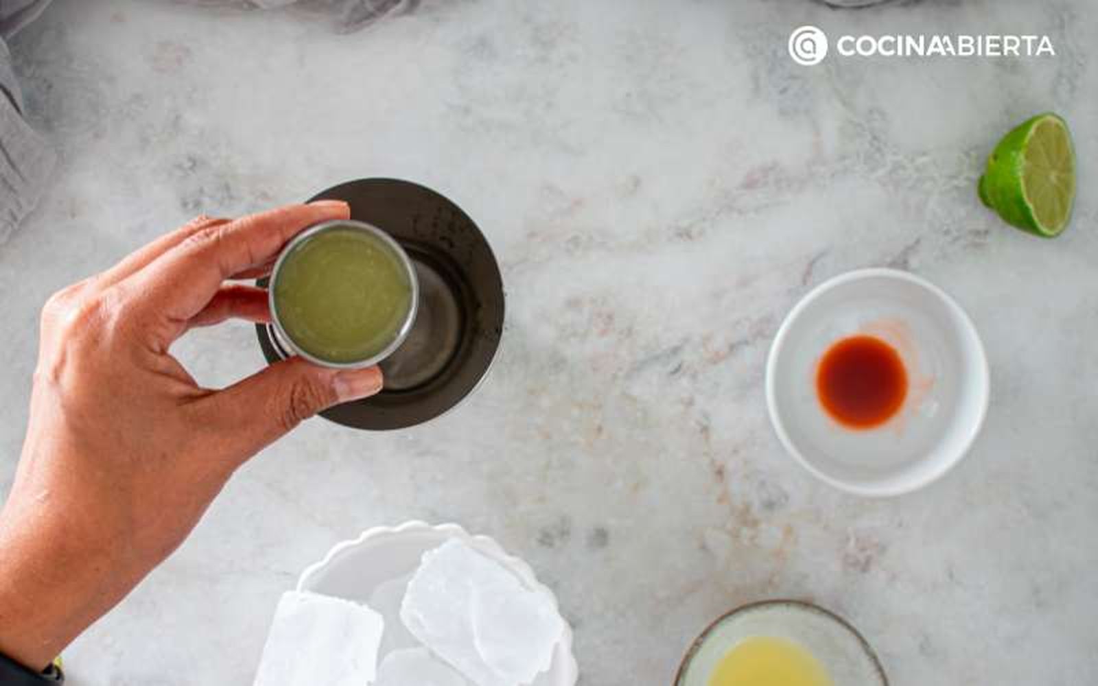 Añade los ingredientes a la coctelera