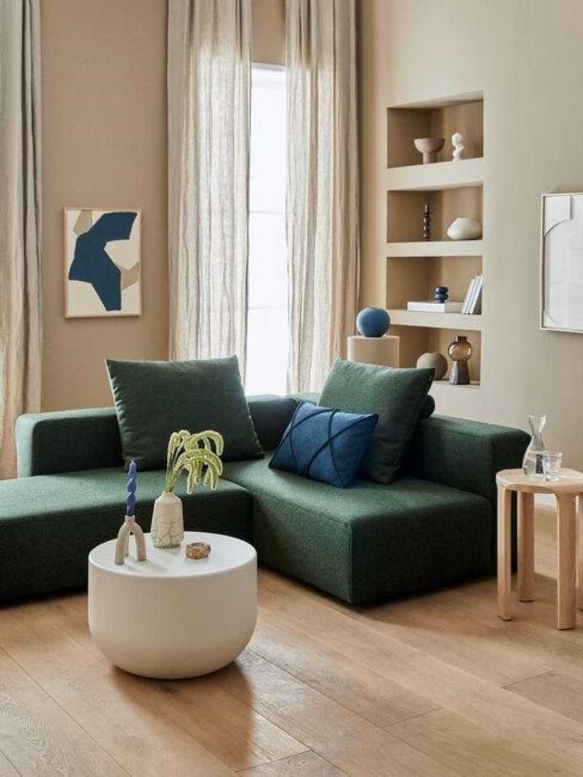 Salón con sofá verde.