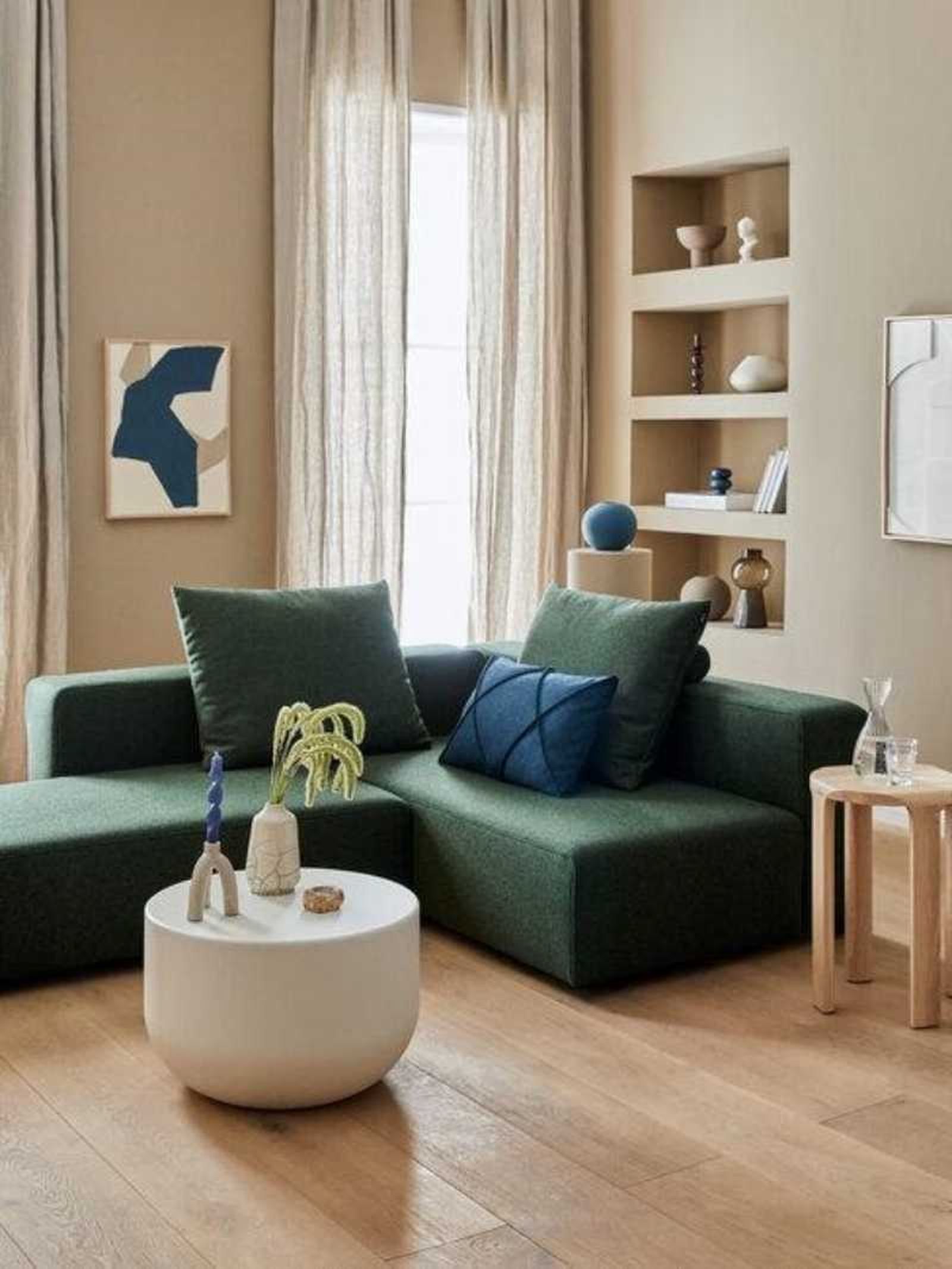 Salón con sofá verde.