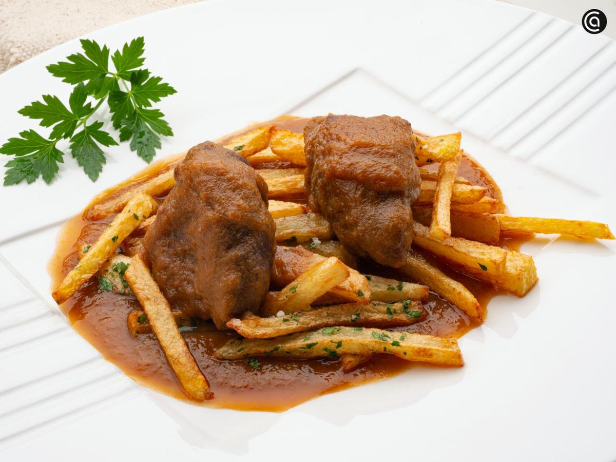 Carrilleras jugosas y sabrosas, acompañadas de patatas fritas