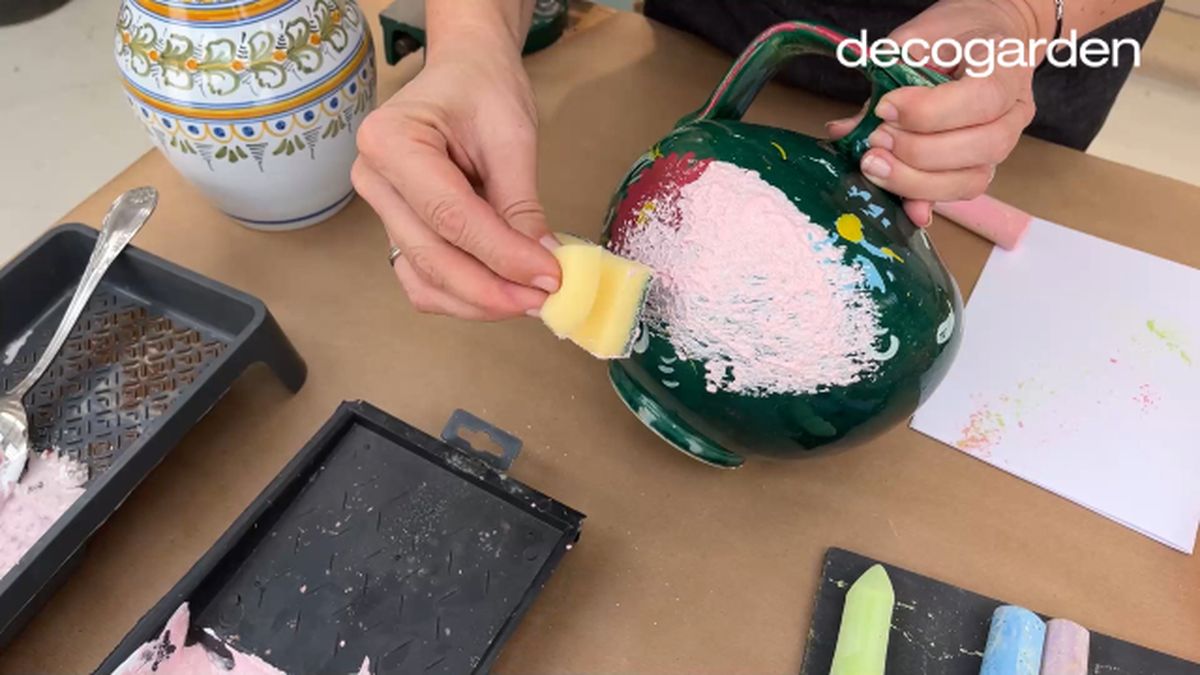 pintar con pintura a la tiza y esponja