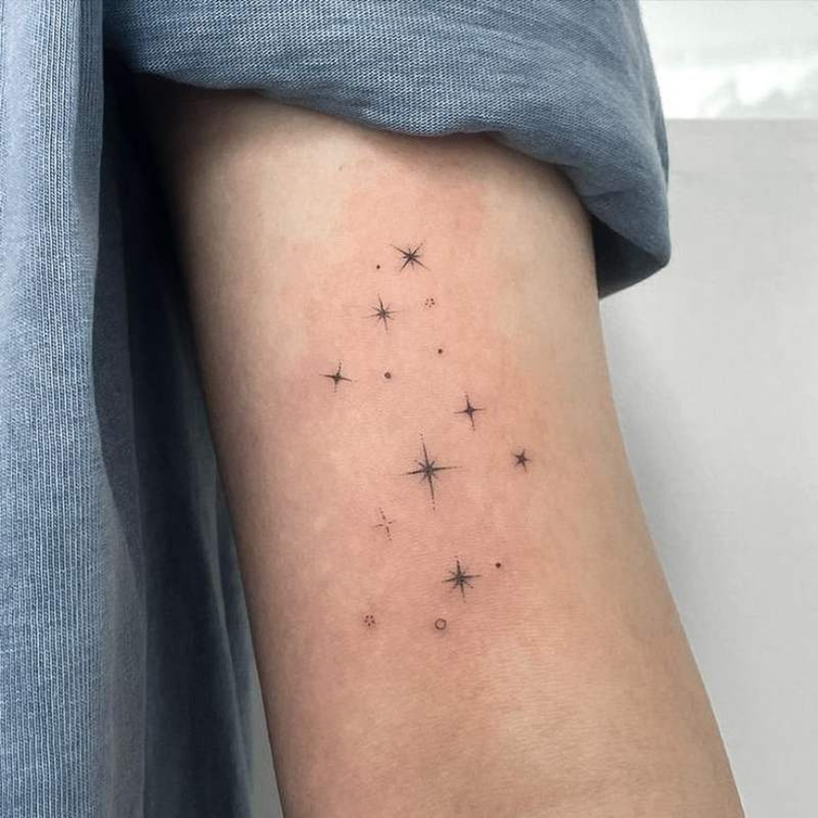 Tatuaje con pequeñas estrellas