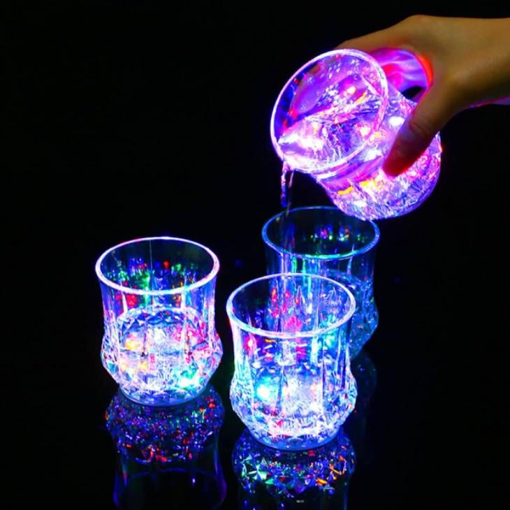 Vasos con luces de colores.