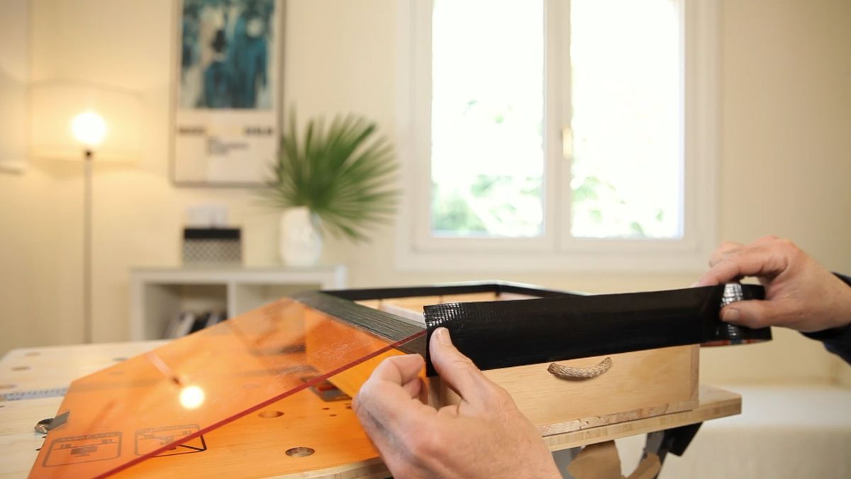 Cómo fijar una tapa para una caja con cinta americana paso 8