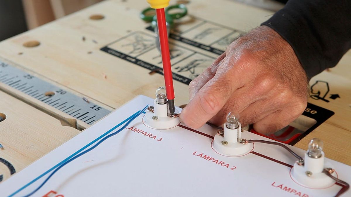 Cómo funciona un circuito eléctrico en serie paso 6