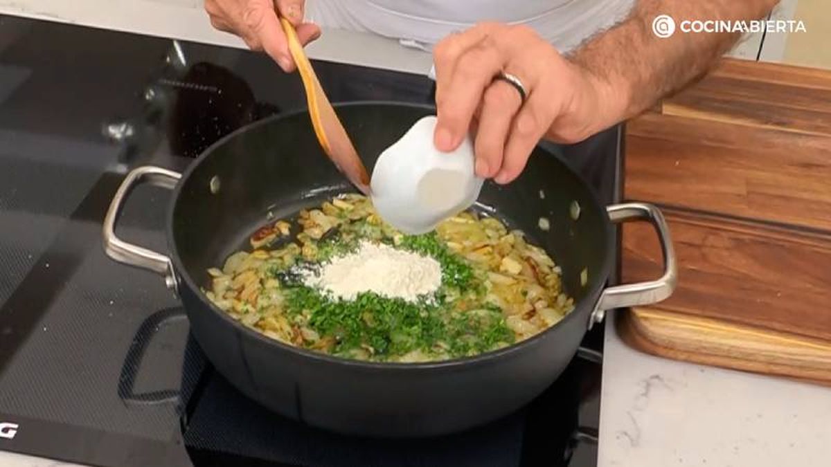 Prepara un sofrito de ajo y cebolla, añade perejil y harina