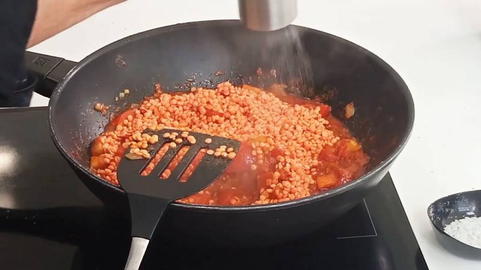 Cocina el sofrito, añade las lentejas y cubre con agua