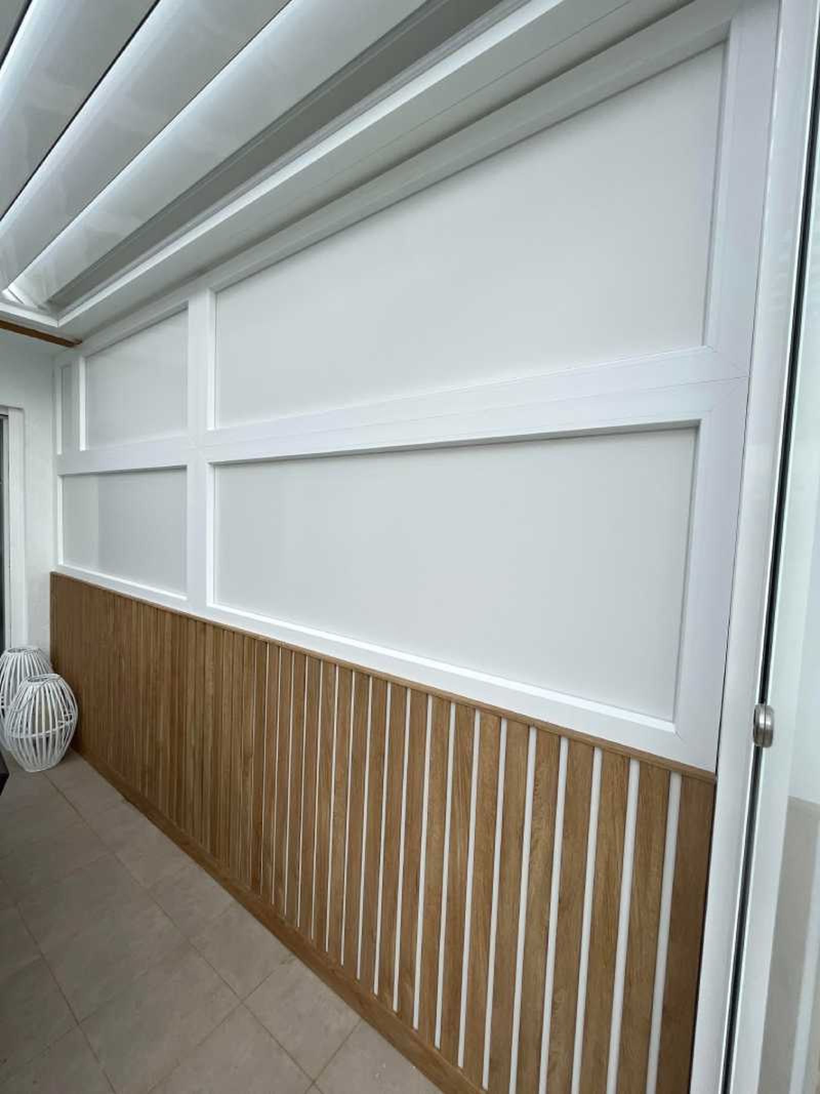 Pérgola con listones con perfiles de PVC foliados.