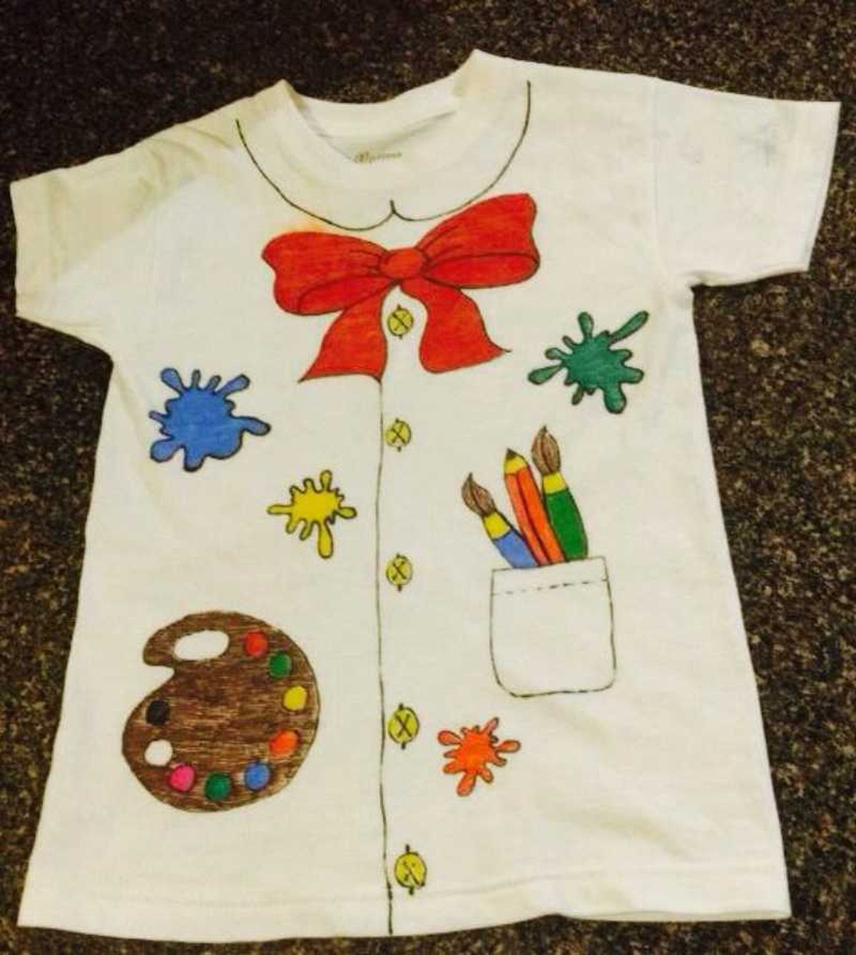 Camiseta infantil pintada como bata de pintor.