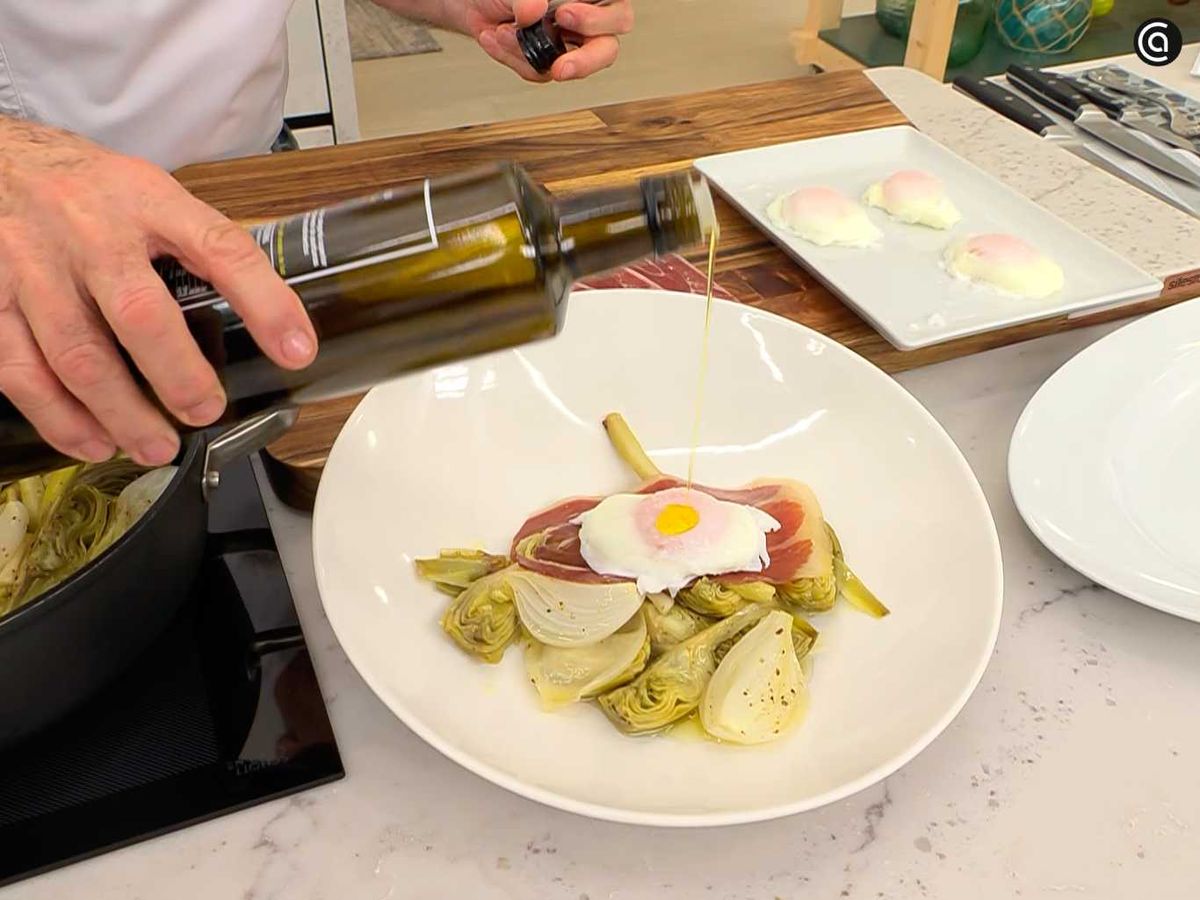 Sirve las alcachofas guisadas con huevo y jamón