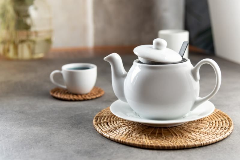 Las teteras de porcelana se limpian con agua caliente y jabón