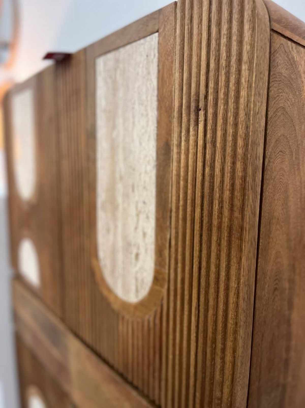 Mueble de madera y travertino de KODU HOMEDESING.