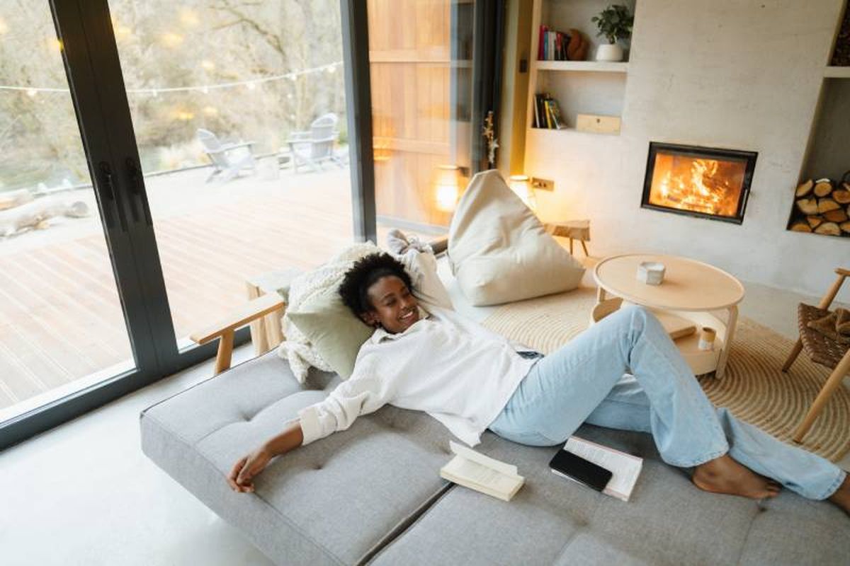 Salón confortable con decoración invernal.