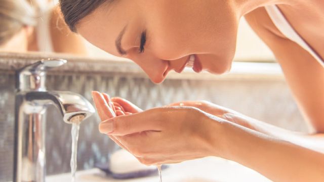 lavar cara agua tibia 1