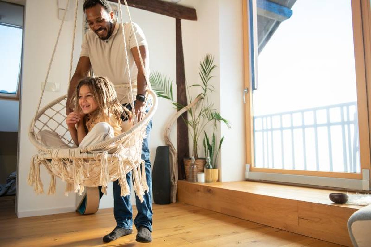 Columpio boho decorando una ventana.
