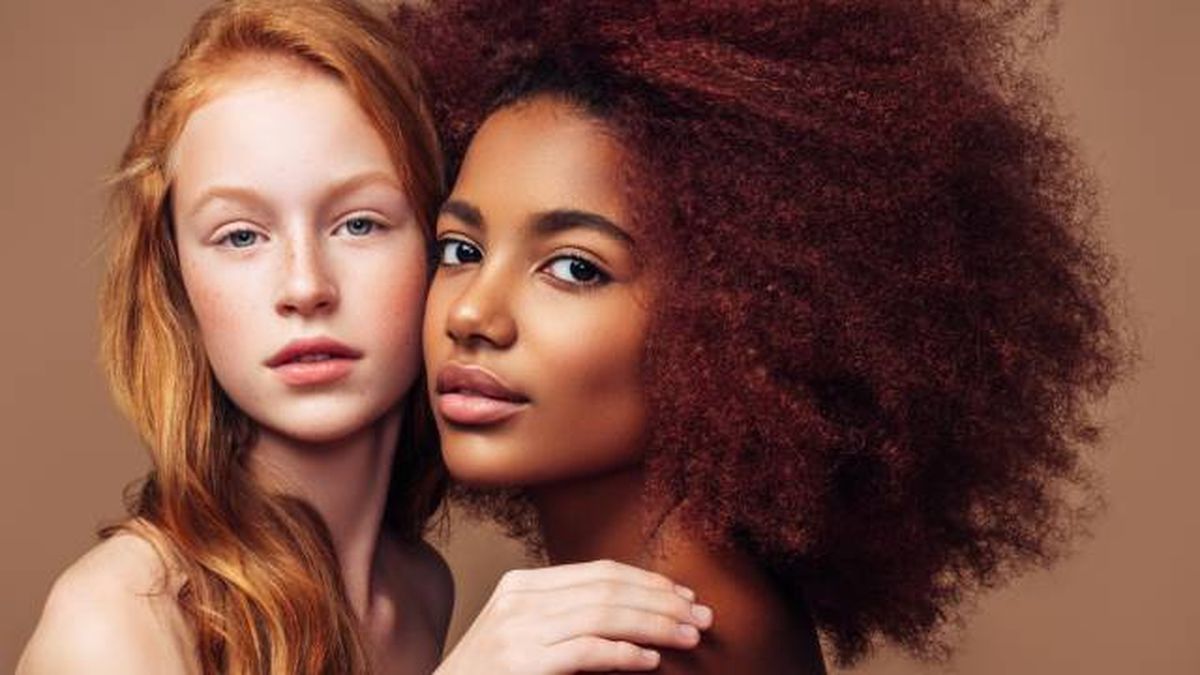 dos mujeres posan frente a la camara