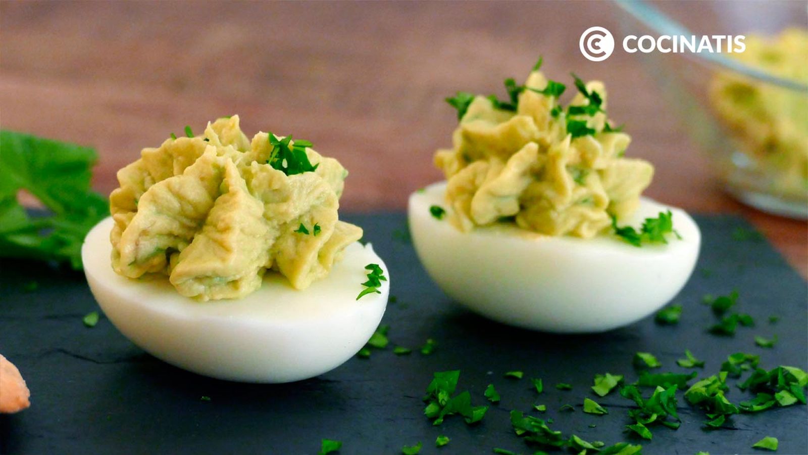 Receta de huevos rellenos de aguacate