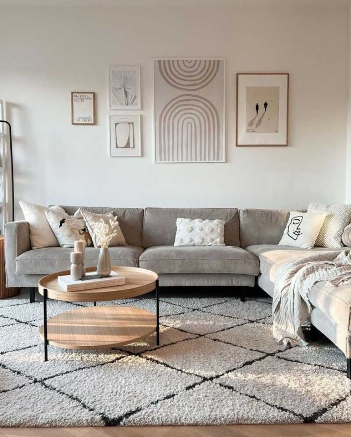 Salón acogedor en tonos claros con sofá gris.