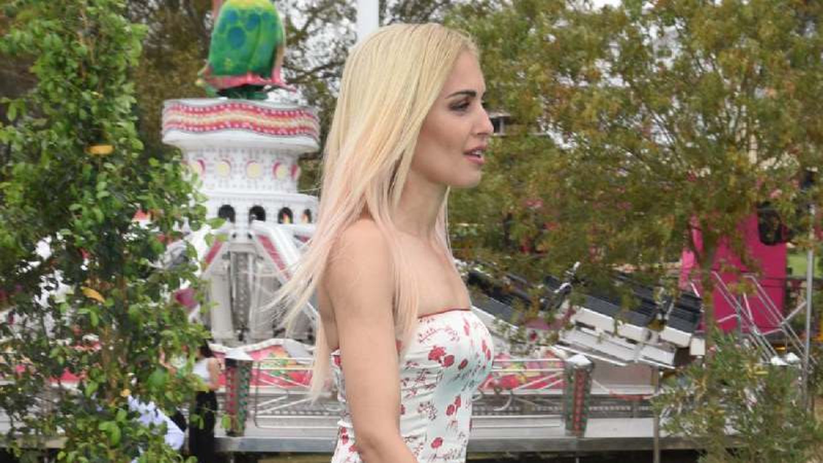 La actriz Hiba Abouk con su nueva imagen de rubia