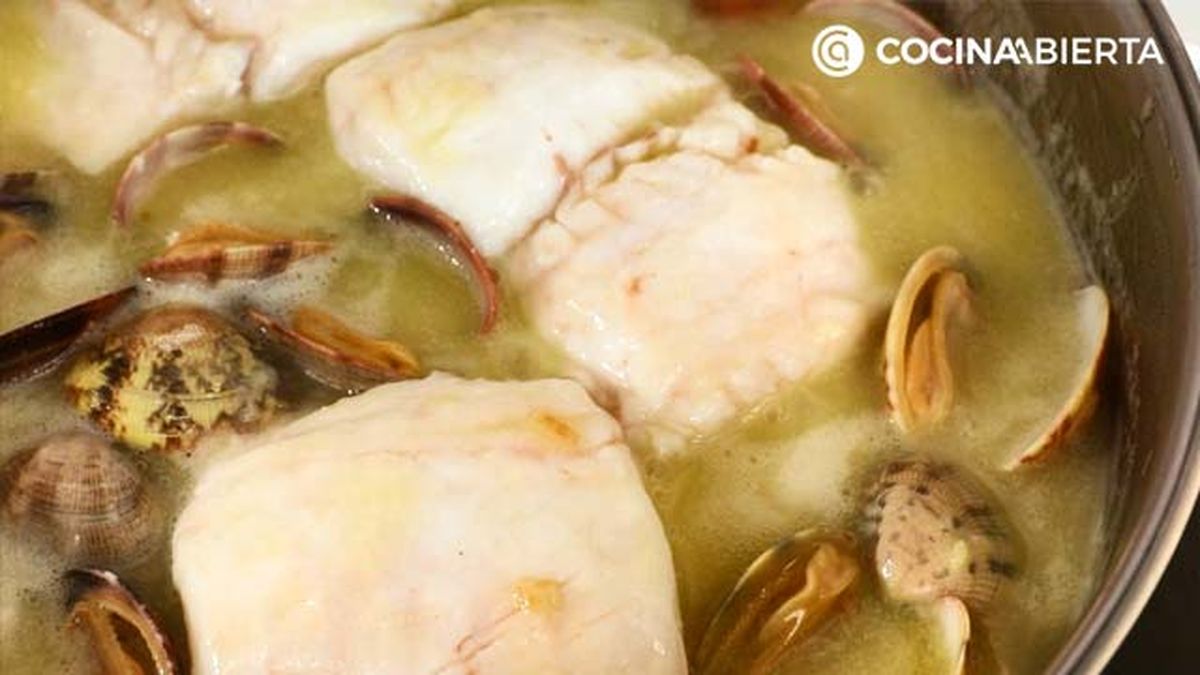 01 receta merluza en salsa verde con gulas y almejas paso 4