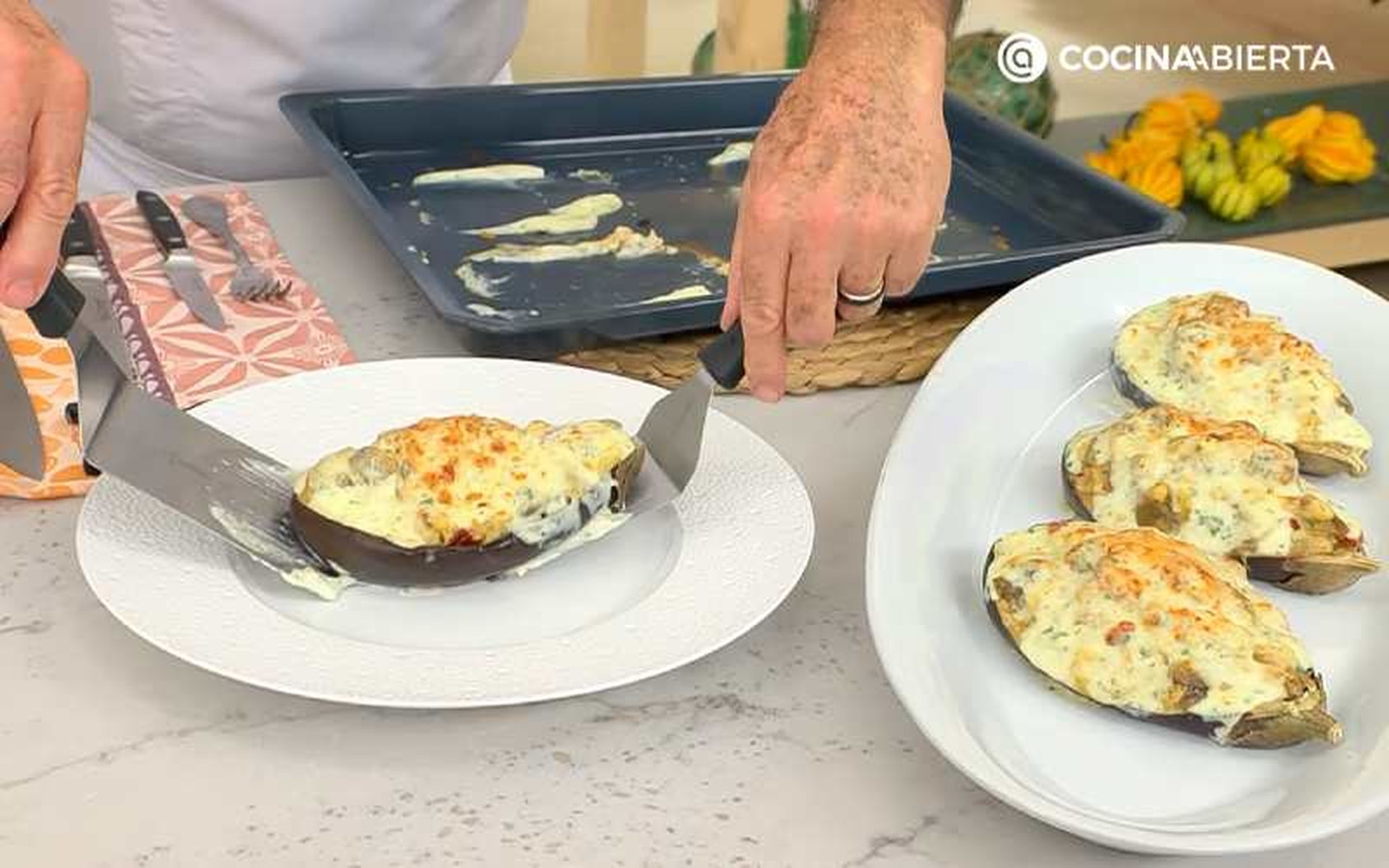 Sirve y decora las berenjenas rellenas de bacalao