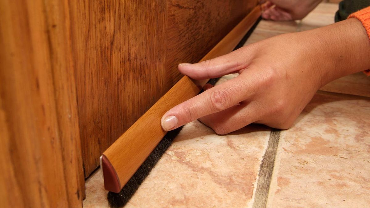 Cómo colocar un burlete en la puerta de entrada paso 7