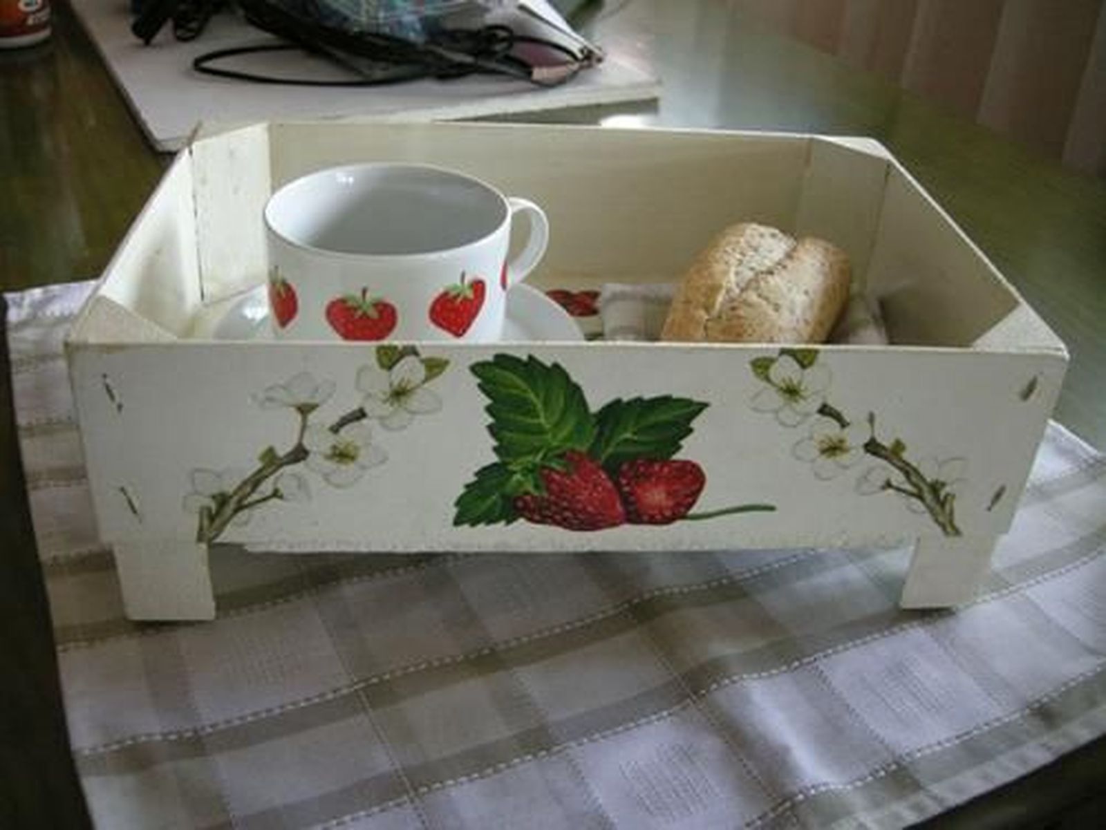 reciclar cajas fresas bandeja