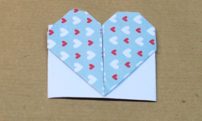 Marcapaginas con forma de corazón paso 13