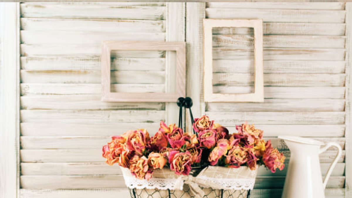 como pintar un mueble oscuro en blanco envejecido 9