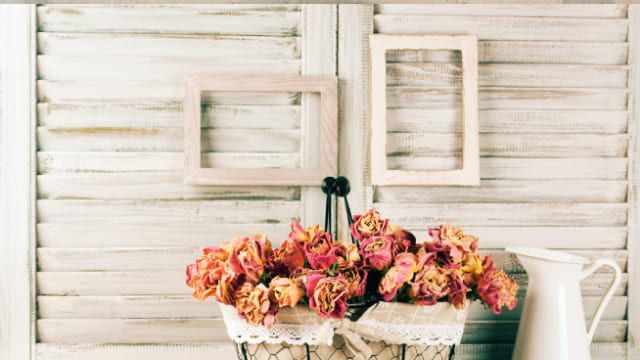 como pintar un mueble oscuro en blanco envejecido 9