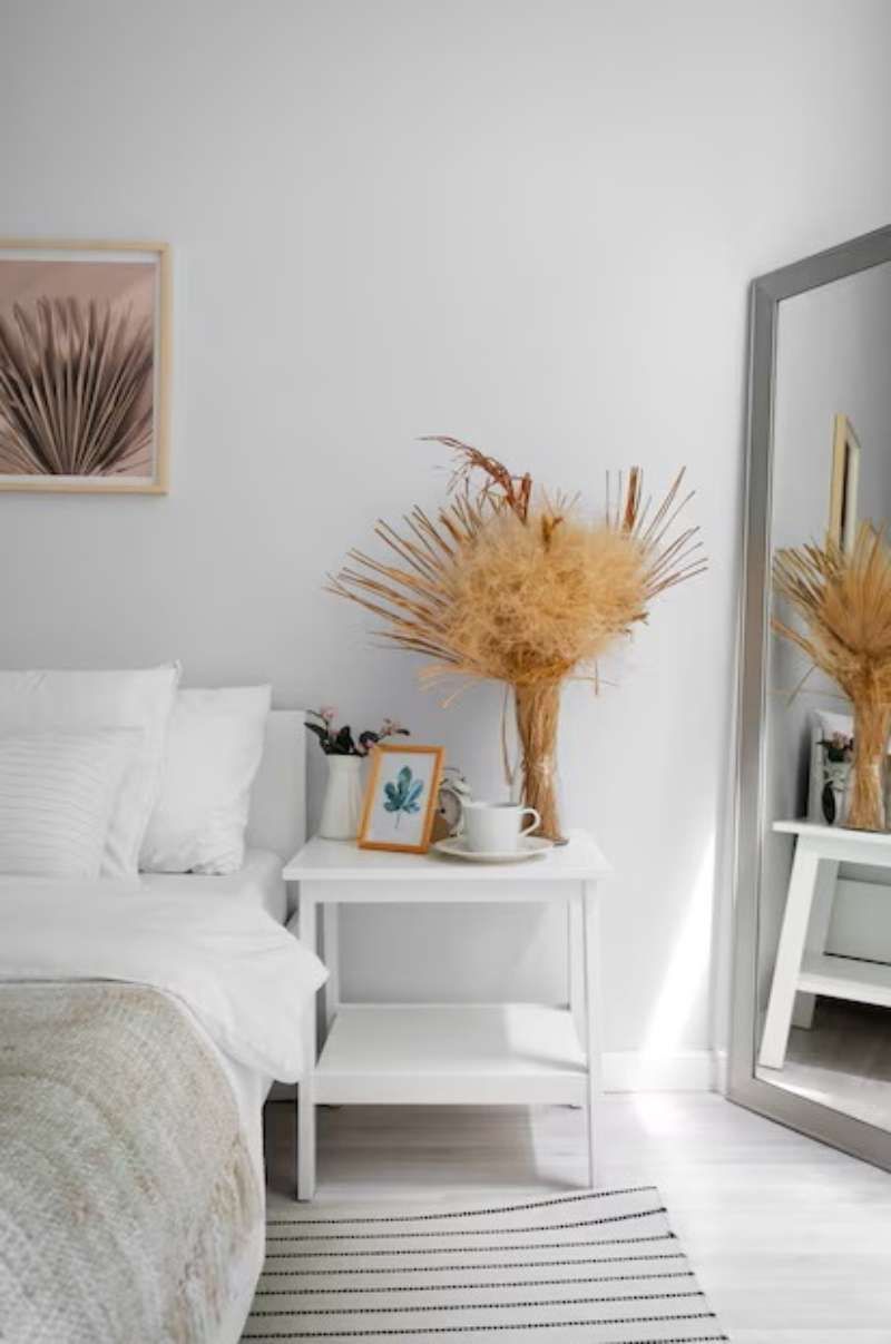Dormitorio con espejo colocado en el lugar adecuado según el feng shui.