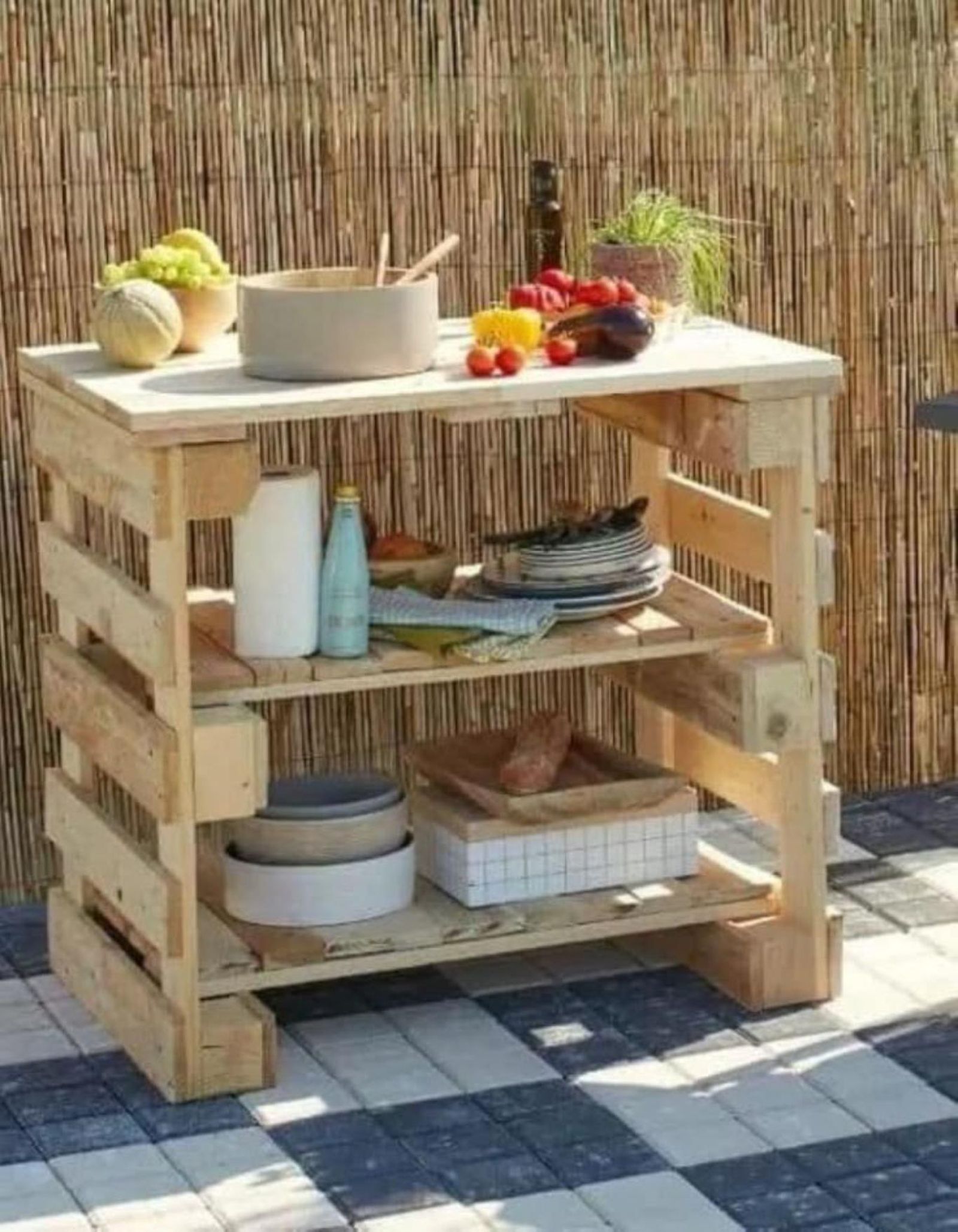 Mesa auxiliar de cocina de exterior hecha con palets.